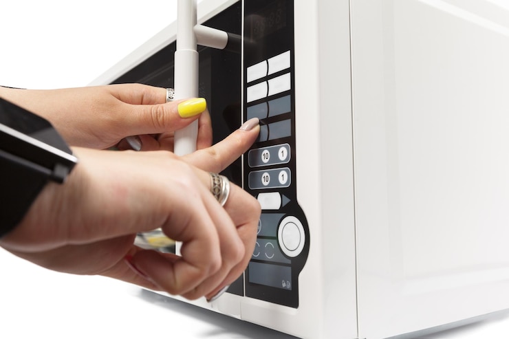 Foto gratuito forno a microonde. isolato su bianco.