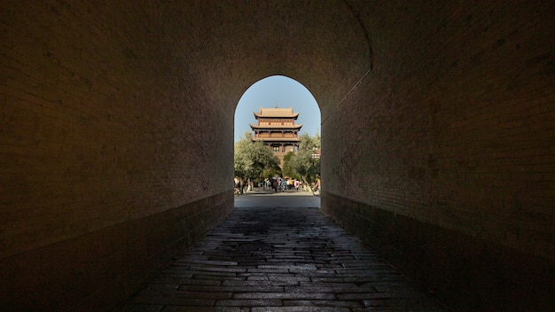 Fortezza di Jiayuguan attraverso l'arco in Cina