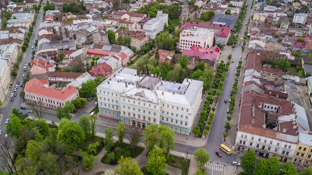 Foto aerea del centro storico della città Chernivtsi