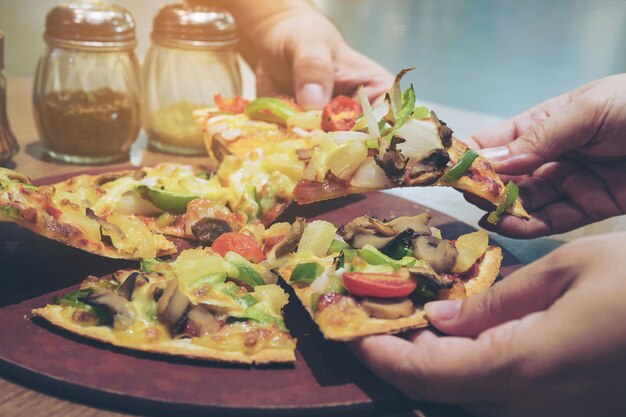 Foto d&#39;annata della pizza con guarnizione di verdure variopinta pronta per essere mangiata