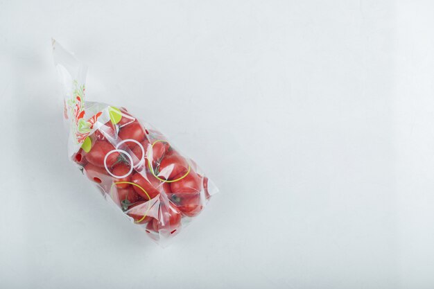Foto del pacchetto di pomodorini freschi. Foto di alta qualità