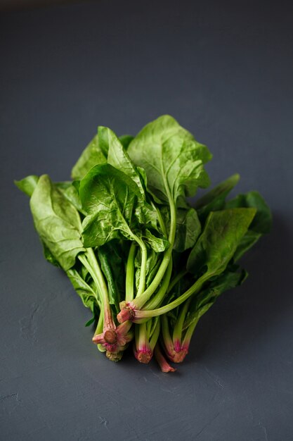 Foto del primo piano di spinaci freschi