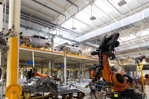 Foto della linea di produzione di automobili Moderno impianto di assemblaggio di automobili Industria automobilistica Interno di una fabbrica high-tech di produzione moderna