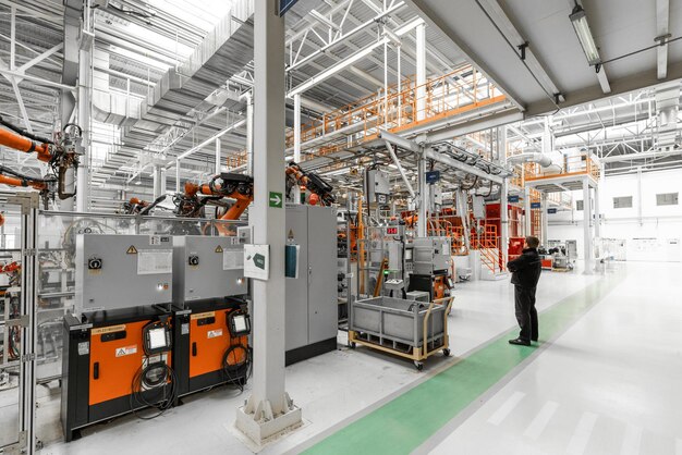 Foto della linea di produzione di automobili Saldatura di carrozzerie Impianto di assemblaggio di automobili moderne Industria automobilistica Interno di una fabbrica hightech di produzione moderna