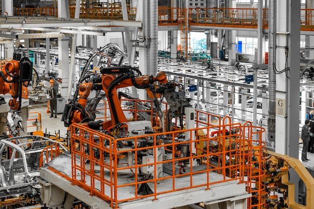 Foto della linea di produzione di automobili Saldatura di carrozzerie Impianto di assemblaggio di automobili moderne Industria automobilistica Interno di una fabbrica hightech di produzione moderna