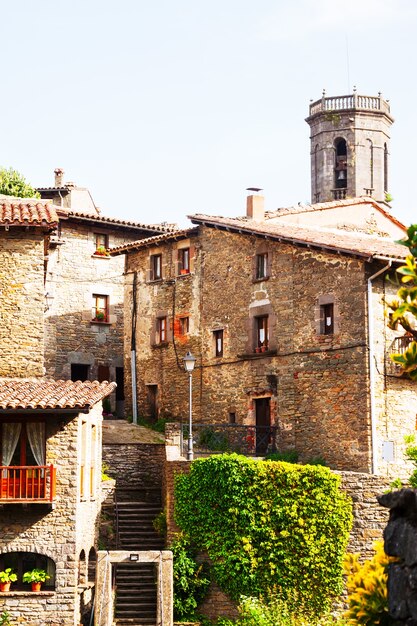 foto della strada stretta del vecchio villaggio catalano