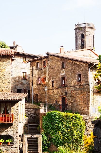 foto della strada stretta del vecchio villaggio catalano