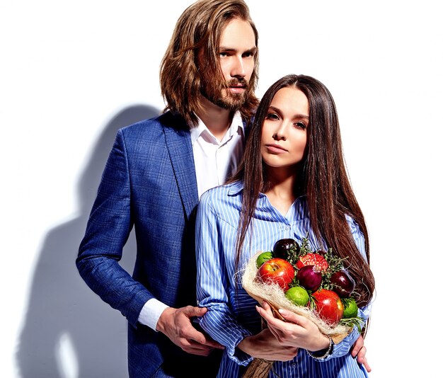 Foto di bell'uomo elegante in tuta con bella donna in abito colorato