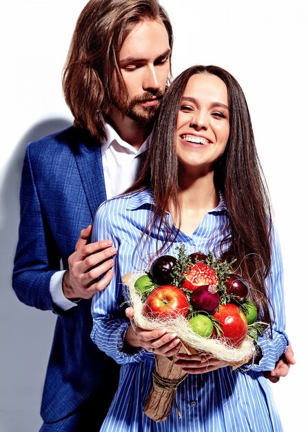 Foto di bell'uomo elegante in tuta con bella donna in abito colorato