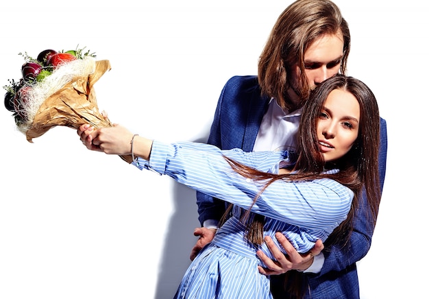 Foto di bell'uomo elegante in tuta con bella donna in abito colorato