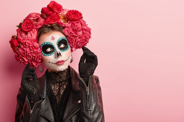 Foto di donna premurosa con il trucco di halloween, vestita in abito tradizionale nero