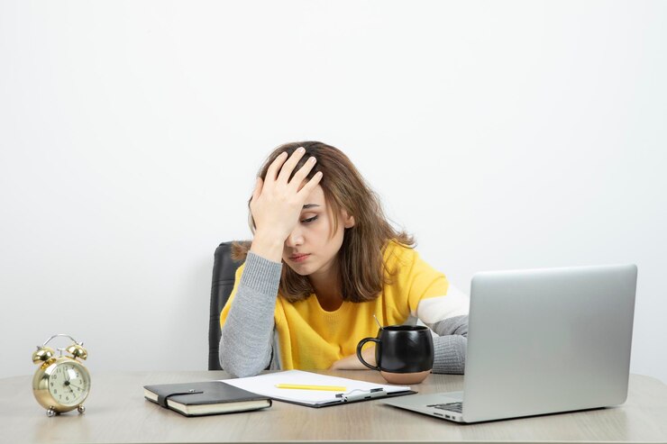Foto di impiegato femminile seduto alla scrivania con laptop e appunti. Foto di alta qualità
