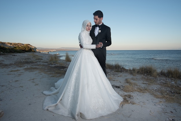 Foto di matrimonio di giovani sposi musulmani