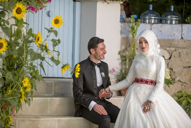 Foto di matrimonio di giovani sposi musulmani