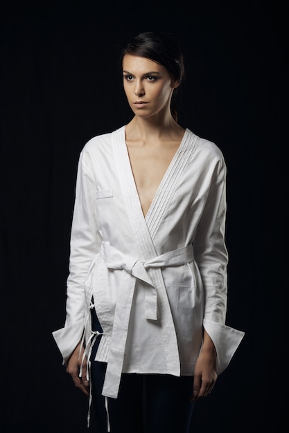 Foto di moda di giovane donna magnifica in camicia bianca