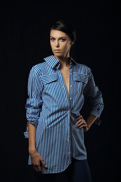 Foto di moda di giovane donna magnifica in camicia blu