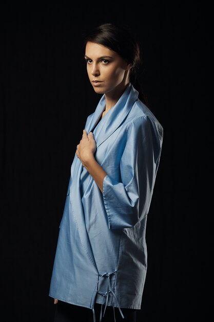 Foto di moda di giovane donna magnifica in camicia blu