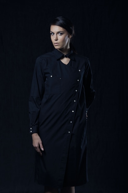 Foto di moda di giovane donna magnifica in camicia nera