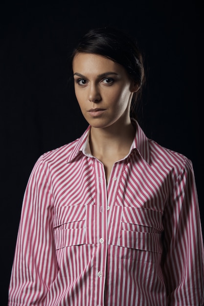 Foto di moda di giovane donna magnifica in camicia rosa