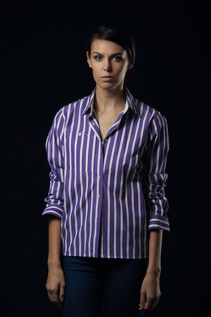 Foto di moda di giovane donna magnifica in camicia viola