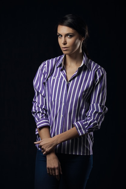 Foto di moda di giovane donna magnifica in camicia viola