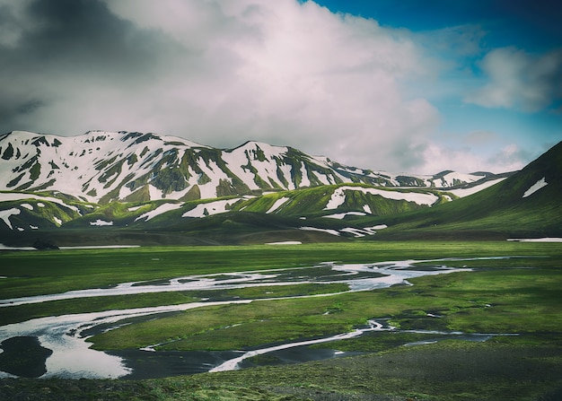 Foto di paesaggi di montagne verdi e bianche