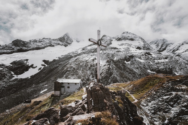 Foto di paesaggio della croce bianca sulla montagna