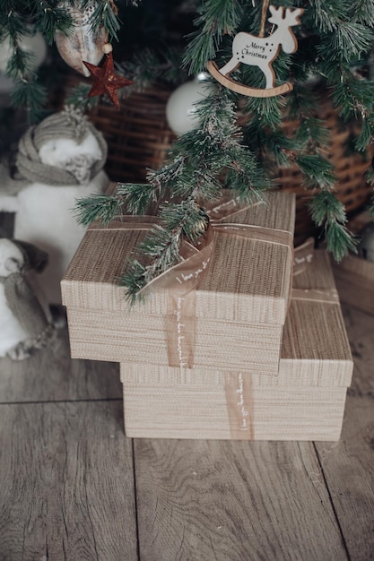 Foto di stock di un bellissimo albero di Natale decorato con palline blu, argento e bianche e regali di Natale avvolti sotto l'albero. Due figure di Babbo Natale sotto l'albero.