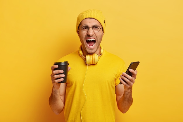 Foto di studente indignato arrabbiato vestito in abito giallo