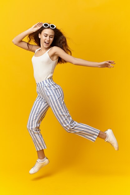 Foto di studio colorato di giovane donna alla moda alla moda con i capelli sciolti e il corpo snello