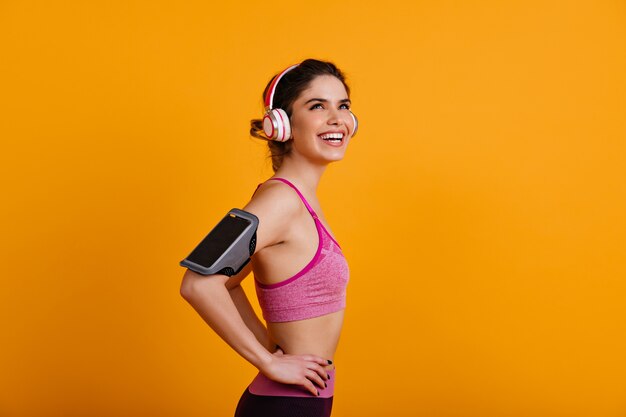 Foto di studio della giovane donna che fa cardio