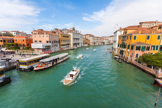 Foto di un canale di una città