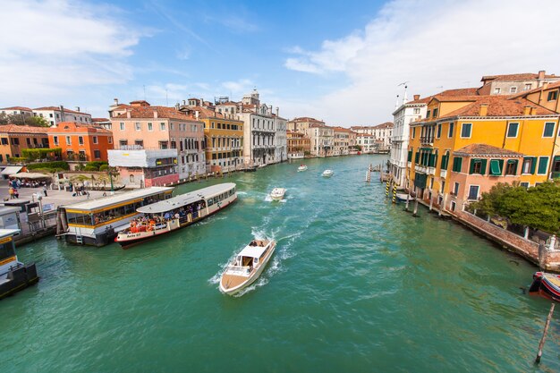 Foto di un canale di una città