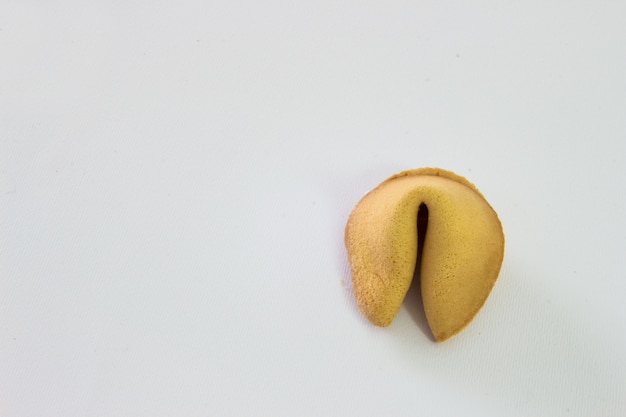 Foto di un isolato cookie fortuna su uno sfondo bianco.