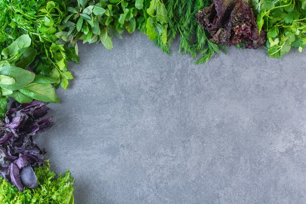 Foto di verdure verdi sane fresche su sfondo di pietra.