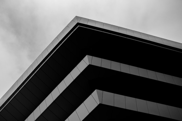 Foto gratuito foto in scala di grigi di un edificio in cemento
