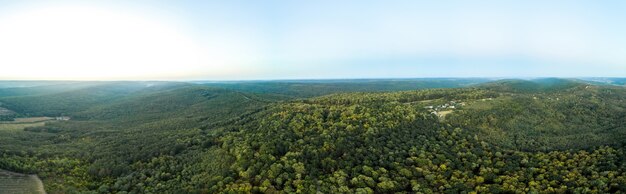 Foto panoramica da un drone della natura in Moldova durante il tramonto