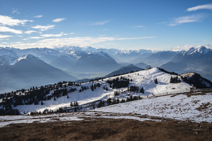 Foto gratuito foto panoramica dei monti rigi in arth svizzera, sotto un cielo blu durante l'inverno
