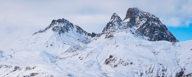 Foto panoramica di bellissime montagne rocciose ricoperte di neve in Francia