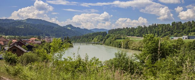 Foto panoramica di un bellissimo paesaggio estivo con un fiume in Slovenia