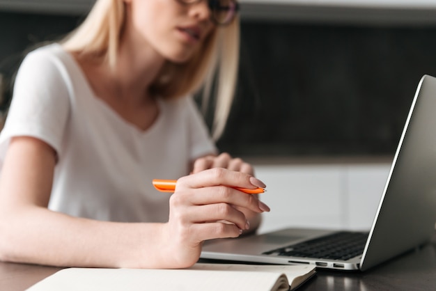 Foto potata di giovane donna di affari che lavora con il computer portatile a casa