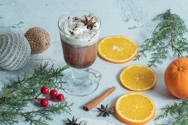 Foto ravvicinata di un biscotto natalizio fatto in casa con gelato e fette d'arancia.