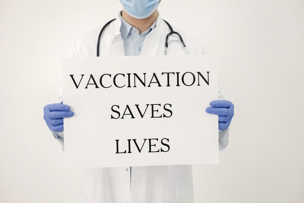Foto ritagliata delle mani del medico che tengono un poster sulla vaccinazione