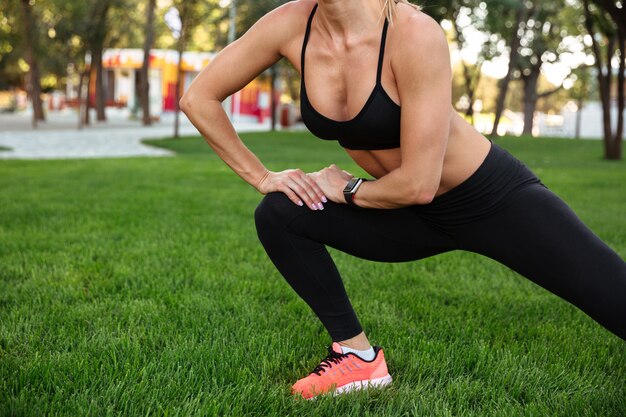 Foto ritagliata di una forte e giovane donna sportiva