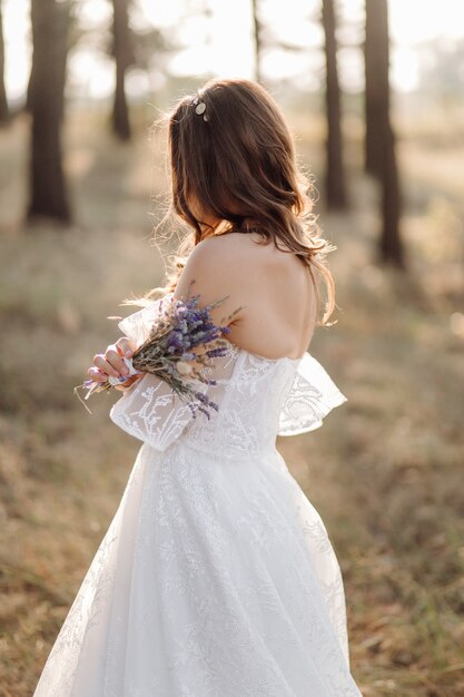 Foto romantica nella foresta delle fate. Bella donna