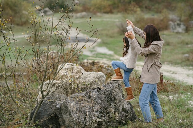 Foto sensuale. Piccola ragazza carina. La gente cammina fuori