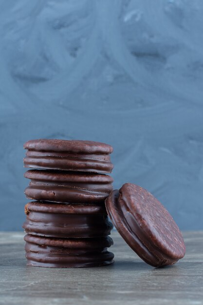 Foto verticale di biscotti al cioccolato fatti in casa su grigio.