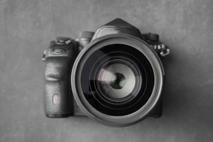 Foto gratuito fotocamera reflex professionale ad alto angolo