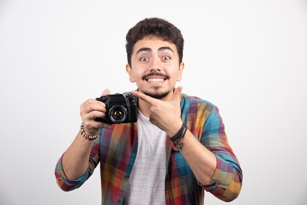 Fotografa chiedendo al cliente di sorridere mentre scatta foto.