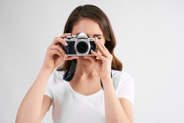 Fotografa femminile con la fotocamera che fotografa